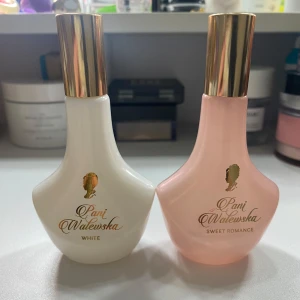 Pani Walewska White och Sweet Romance parfymer - Två eleganta parfymer från Pani Walewska. White kommer i en vit flaska med guldlock, medan Sweet Romance har en ljusrosa flaska med samma stilfulla guldlock. Perfekt för den som älskar klassiska och romantiska dofter.