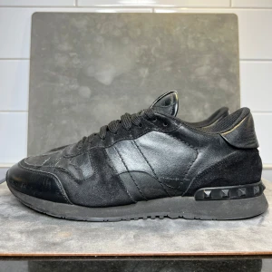 Valentino Rockrunners  - Valentino Rockrunners  | Skick: 8/10 Storlek: 43 | Nypris: 6000kr | Pris: 2099kr |  Auenticitet garanterad & 14 Dagars returrätt | Hör av dig vid minsta fråga eller fundering✍️