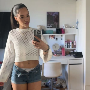 Vit stickad croppad tröja - Vit stickad ser through tröja! Säljer pågrund av att jag behöver snabba pengar inför jul och den passar mig inte längre lol!!!!