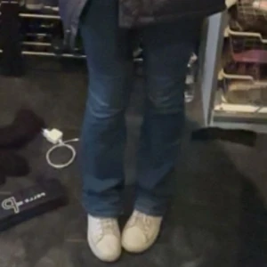 Blå jeans från Grunt - Säljer ett par snygga blå jeans från Grunt. De har en bootcut-stil och är perfekta för en avslappnad look. Jeansen har en klassisk design med dragkedja och knapp framtill.  nypris 700