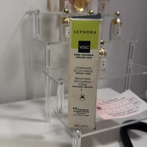 Exfolierande ansiktsskrubb med vulkanisk sand från Sephora - En exfolierande ansiktsskrubb från Sephora med vulkanisk sand som ger en jämn och strålande hud. Innehåller 97% naturliga ingredienser och är skonsam mot huden. Perfekt för att avlägsna döda hudceller och ge en mjukare hudtextur.