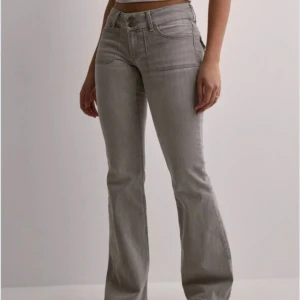 Grå bootcut jeans - Snygga grå bootcut jeans med låg midja använda fåtal gånger