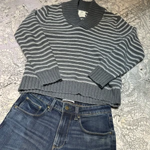 Cardigan  - Säljer en stilren laidback grå och vit randig cardigan perfekt för kyligare dagar. Tröjan är från selected homm. Stl S men passar M