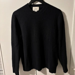 100% Kashmir tröja - Riktigt snygg 100% Kashmir tröja från hm. Den är i väldigt bra skick utan defekter (kanske lite nopprig men går enkelt att fixa). Storleken är M men sitter mer som en S, sitter perfekt på mig som är 170cm lång. Perfekt nu i kyligare tider. Nypris 1500kr, mitt pris 899kr. Priset kan diskuteras. Kom med frågor. 