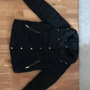  jacka  - en jacka från gina som är “figur sydd” alltså lite tightare vid midjan. den har även dragkedjor bak som det syns på bild 5 så man kan justrera storleken lite och även vid ärmarna (bild 4) köptes på vinted i nyskick men har inte använts efter de då den var för tight. Den är i stolek L men tror den skulke passa M lite bättre