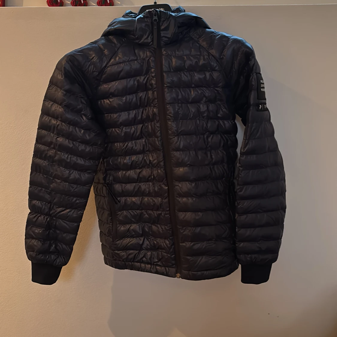 Svart dunjacka från Peak Performance