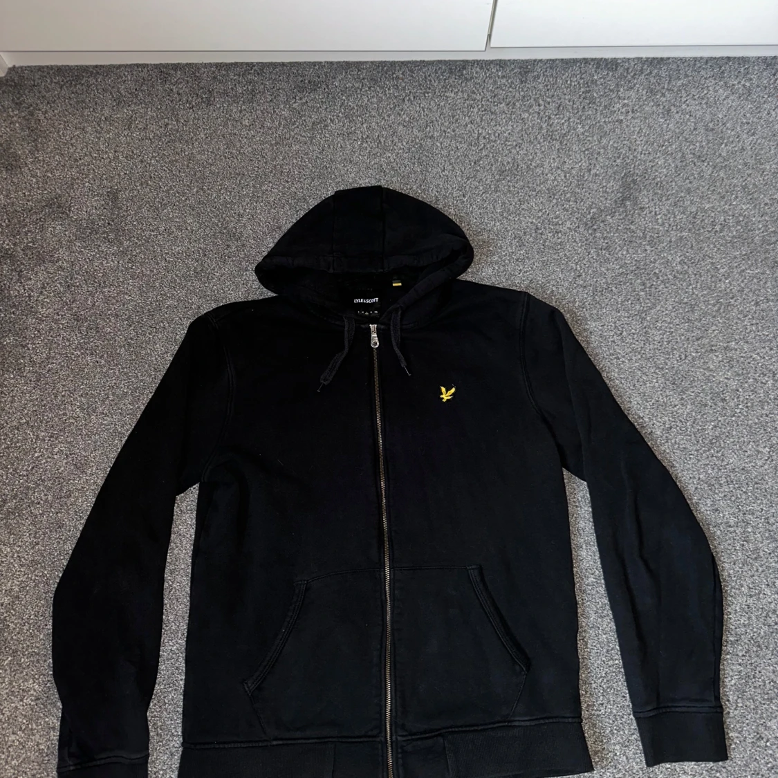 Svart hoodie från Lyle & Scott