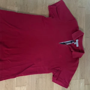 Röd pikétröja från Burberry - Säljer denna piken i storlek S, 9/10 skick!                        899kr