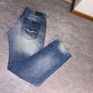 Blå jeans från Replay - Sjukt feta och relativt ovanliga jeans från Replay. Modellen heter Julicks, fit relaxed. Size 32, skick 9/10