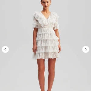 By Malina studentklänning  - Intressekoll på min studentklänning ifrån By Malina. Elegant vit kortklänning i spets med volanger och v-ringad hals. Klänningen har korta ärmar och en flerdelad kjol. Klänningen är endast använd en gång så i bra skick! 💘Köpt för 2800 ifrån By Malinas hemsida. Har egen tagna bilder ifall det skulle önskas också! 🥰