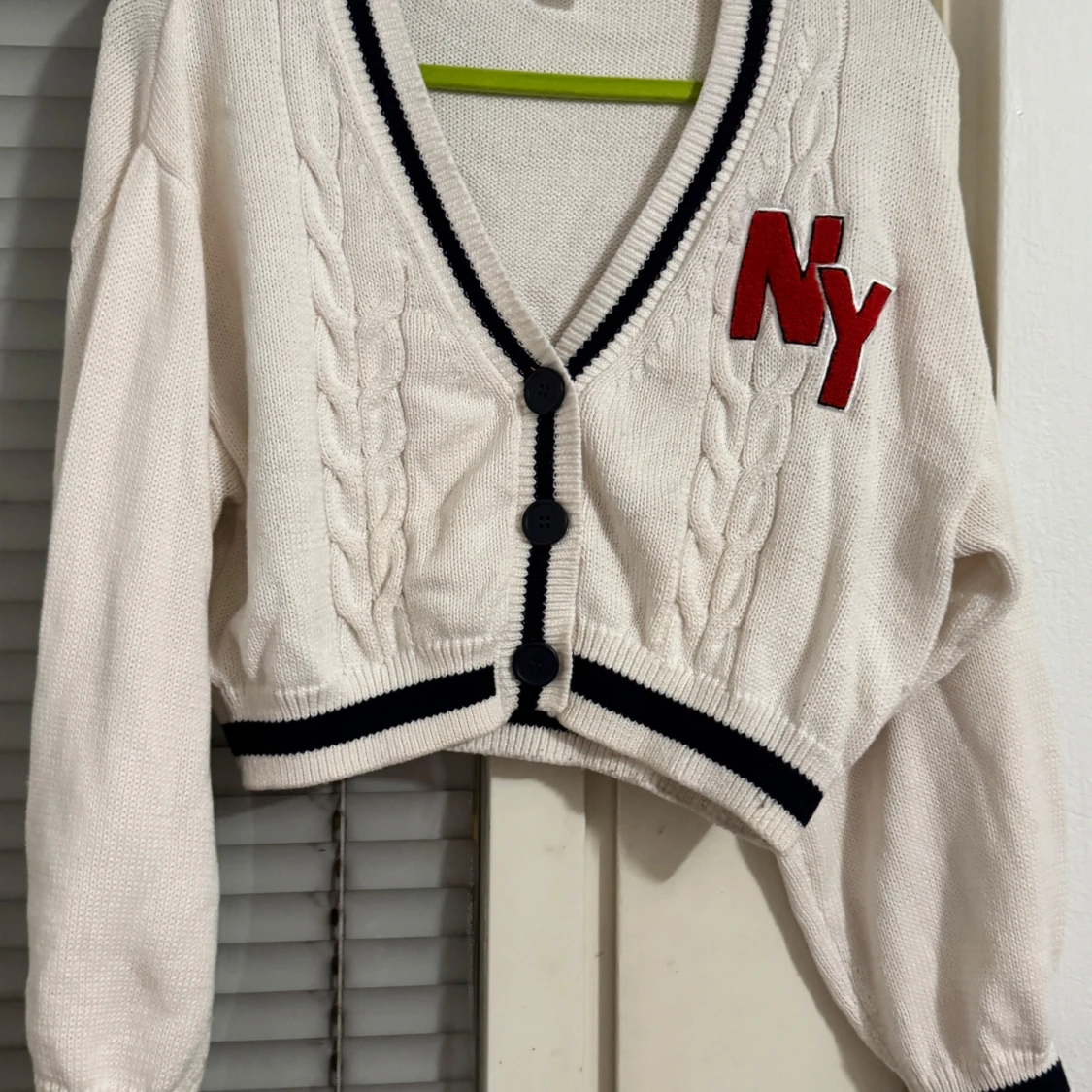 Vit kofta med NY-brodyr - 90