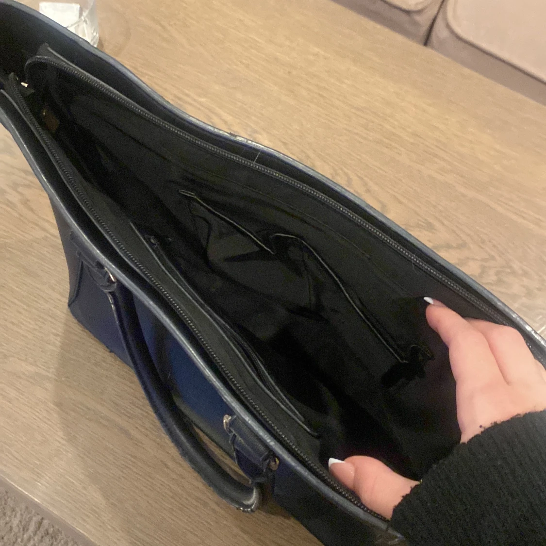 Svart axelväska med dragkedja - 90