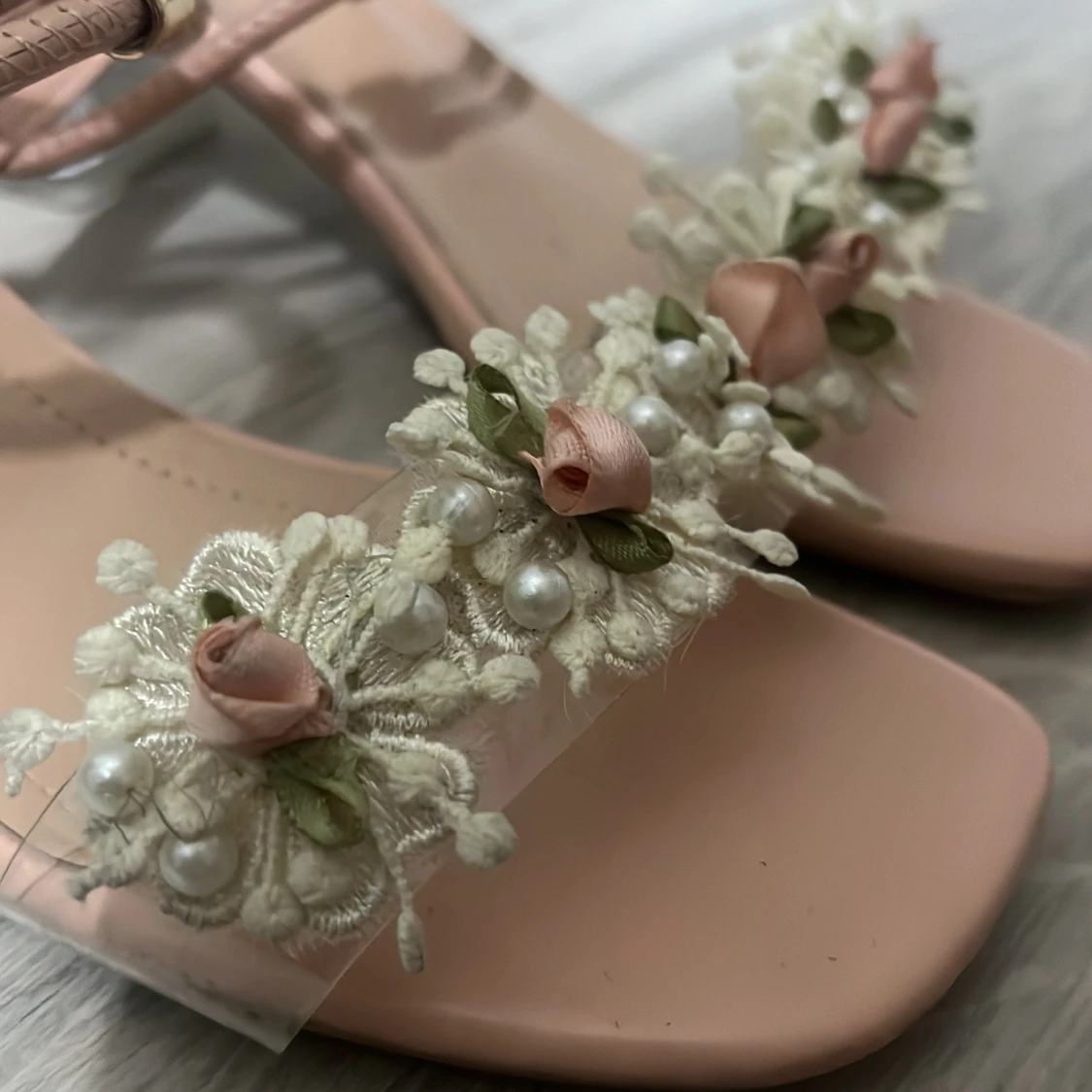 Rosa sandaler med blommor och pärlor - 91