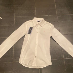  Tommy Hilfiger skjorta OBS PRISET GÅR ATT ÄNDRAS - Tja! Säljer nu denna riktigt feta Tommy hillfiger skjortan. Den är helt ny och aldrig använd, den har till och med prislappen kvar! Nypris kostar den ca 500 - 600kr. Var inte rädd att skriva en fråga eller något 😁🙌