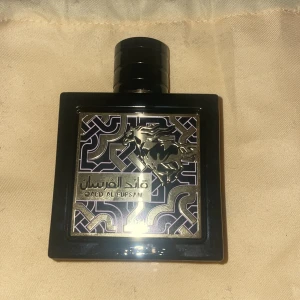 Lattafa qaed al fursan.  - En supergod fruktig doft som har mycket bra projektion och håller hela dagen lång. Doften är annanas och olika träer. Fantastiskt. Bara ansvänt kanske 3-4 ml 