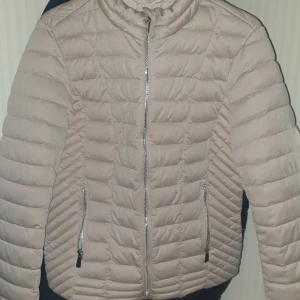 Ljusrosa jacka  - Snygg ljusrosa pufferjacka från Amisu. Jackan har en stilren design med quiltade detaljer och långa ärmar. Perfekt för kyligare dagar. Funkar både som vinter/vår- och höst jacka.