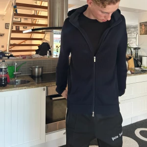 Boogie Milano cardigan - Jag säljer nu en överfet, sällsynt Boogie Milano cardigan/kofta i Storlek L till ett toppen pris. Stilren och bra i skick. Hör av er. 