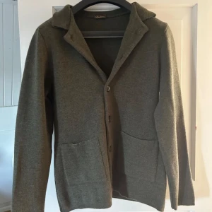 Stenströms kavaj/kofta - En fin merinoull kofta från märket stenströms. Den funkar perfekt med en tshirt under, men även med en hoodie under. Jg har använt den som en overshirt.