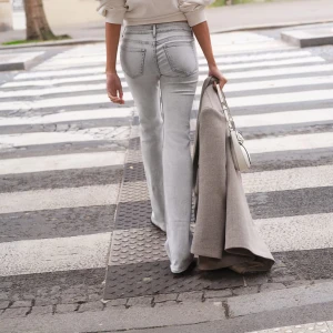 Lågmodjade utsvängda jeans - Snygga grå bootcut jeans från h&m. Nyskick med lappar kvar! Säljer då de inte passade!