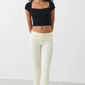 Beige/vita Yoga pants - Virala Yoga pants från Gina! Har även en tröja till som matchar som jag oxå säljer❣️