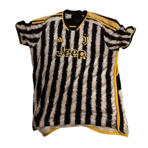 Juventus fotbollströja - Original Juventus matchtröja 23/24 från adidas, använd 3-4 gånger men i nyskick. I storlek Xxl men sitter som XL