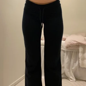 Raka lågmidjade mjukisbyxor - Marinblå raka mjukisbyxor. Ser svarta ut på bilden men de är marinblå. Lågmidjade. Inga defekter. Säljer även i grå. 