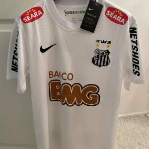 Helt ny Santos retro jersey med neymar jr på ryggen. Aldrig använd och kommer i original pase. Säljs pågrund av att den var för stor för mig. Storleken är M men passar även L.