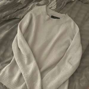 vit stickad tröja vero moda  - Vit stickad tröja från vero moda, använd en del så finns lite noppror men i övrigt fint skick🤍 stl xs