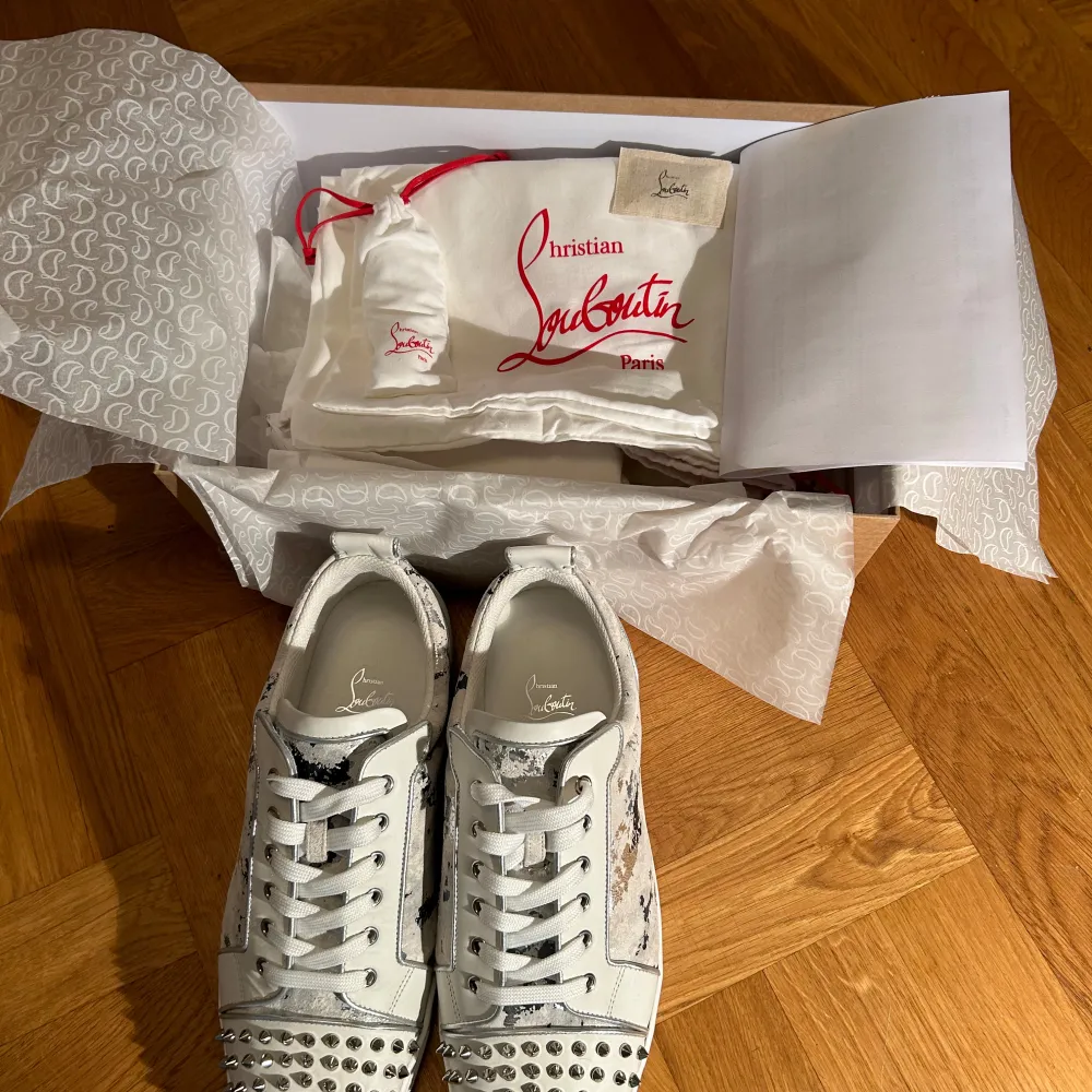 Tja, lägger upp dessa äkta unika Louboutin skor som är köpta på Mr. Porter för €850 (kvitto finns kvar). Storlek 46 men passar 46-45. Unik colorway, säljs nog inte mer. I princip nyskick endast prövade. Vid frågor är det bara att skicka iväg ett dm!. Skor.