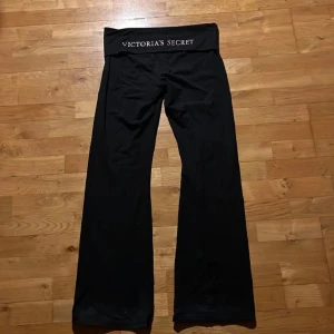 Yogabyxor - Svarta yogabyxor av märket Victoria secret. Inte mycket använda. Storlel L