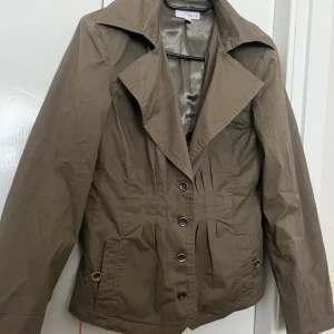 Jacka från heine - Fin jacka i mörkgrön färg, står att det är storlek 40 men passar mig i storlek 36