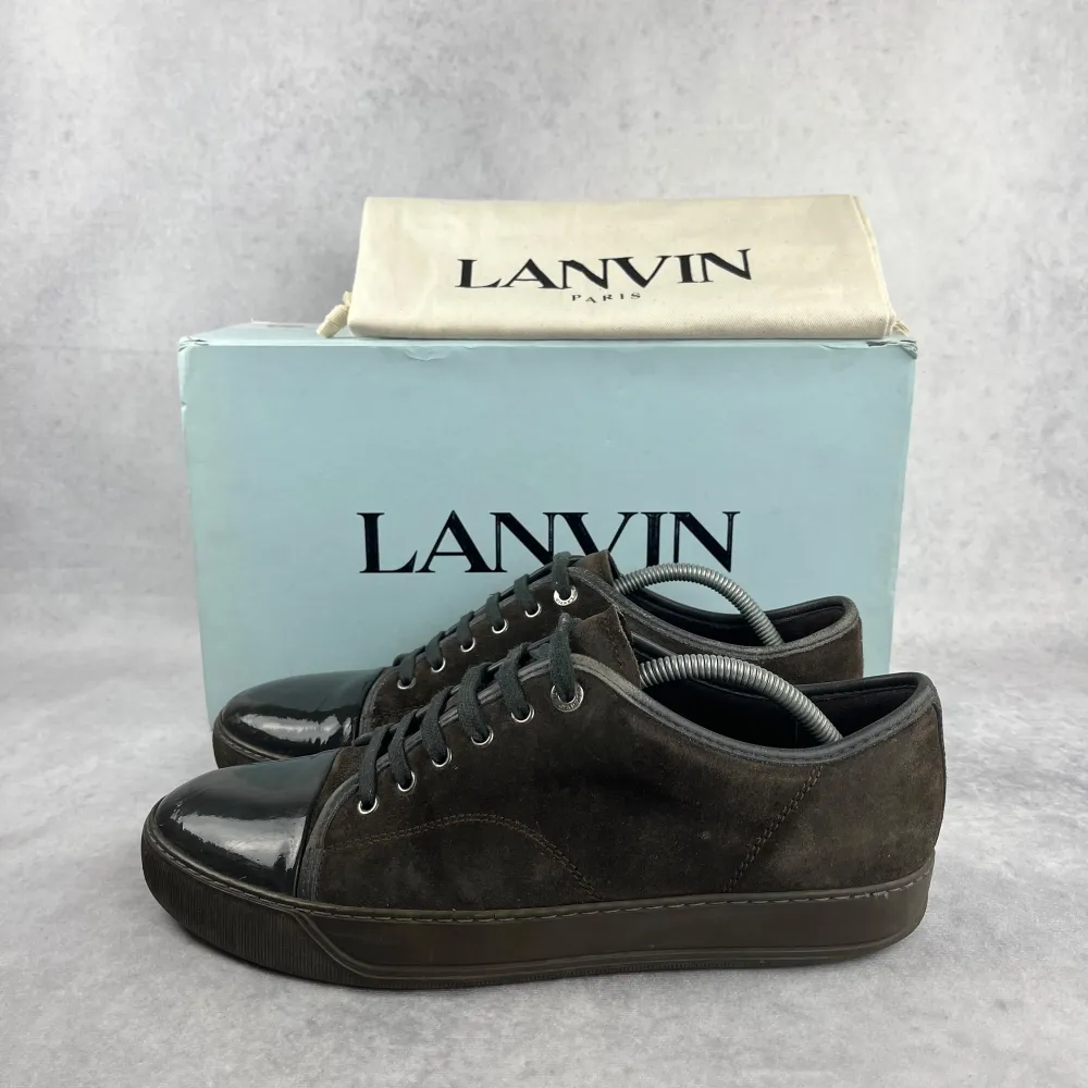 Lanvin captoe sneaker  –  Skick: 7/10  –  Storlek: 43/uk9  –  Tillbehör: Enbart skorna ingår  –  Nypris: 5200 kr  Denna modell är stor i storlek och vi rekommenderar att gå ner en storlek. Skor.