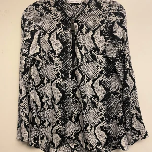 Skjorta - En väldigt fin skjorta med dragkedja i storlek M den är nästan i nyskick