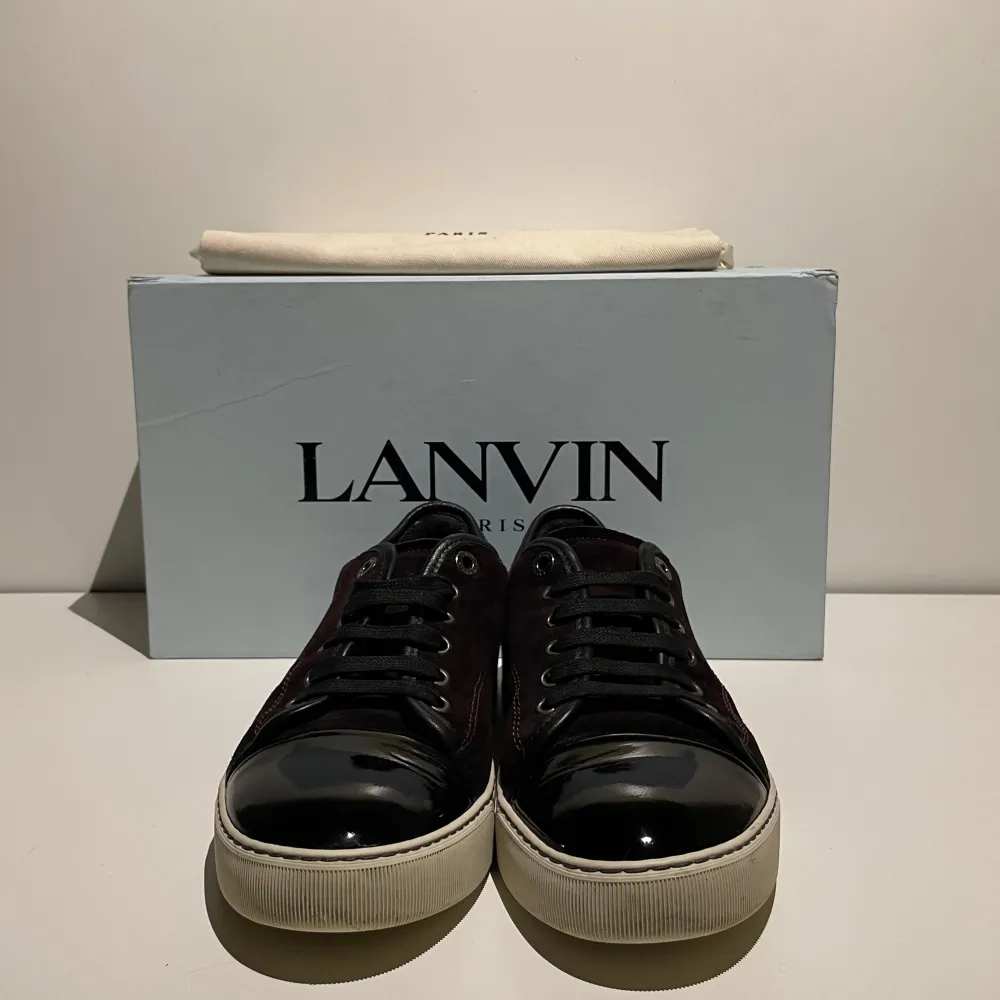 Hej! Säljer nu dessa sjukt populära lanvin skor. Skorna är i superfint skick! Nypris ligger på 5299kr Hör av dig vid frågor!. Skor.