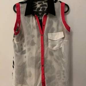 Röd vit och svart kort ärmad skjorta - Den har bra kvalité tunn och lite genomskinlig.