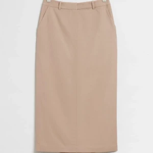 Beige midikjol från & Other Stories - Säljer en stilren beige midi kjol från & Other Stories. Kjolen har en klassisk design med en slits baktill. Perfekt för både vardag och festliga tillfällen. Storlek 34, vilket motsvarar dam XS. Passar perfekt till höstgarderoben! Använd en gång