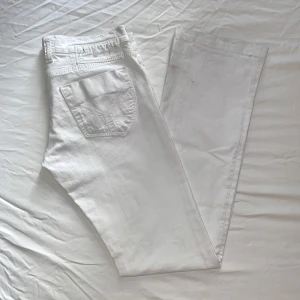 Lågmidjade Miss Sixty Jeans 🤍✨ - Supersnygga vintage jeans från Miss Sixty💫 Midja: 39 cm Innerbenslängd: 81 cm Lite missfärgade längst ner men det är liksom i byxorna så det syns inte mkt, det är bara lite små fläckar längst ner🤍🫶🏼 glittret bak har lossnat bak, därför billigare pris💫