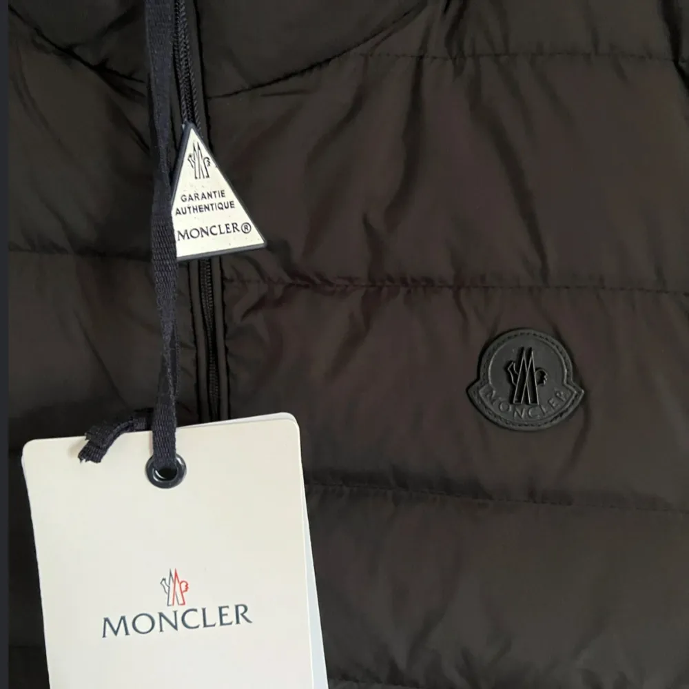 Moncler lethal väst | Skick 10/10 | Storlek: 3 (L) | Obs! Replika. Jackor.