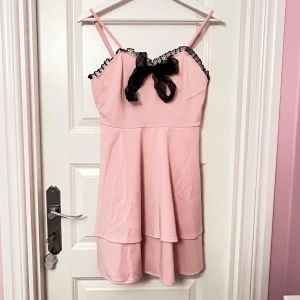 rosa klänning - bra skick knappt använd! står S men skulle nog kunna passa M också