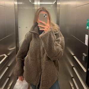 Intressekoll teddyjacka hm - Intressekoll på min teddyjacka från H&M. Skriv seriösa bud vid intresse💗