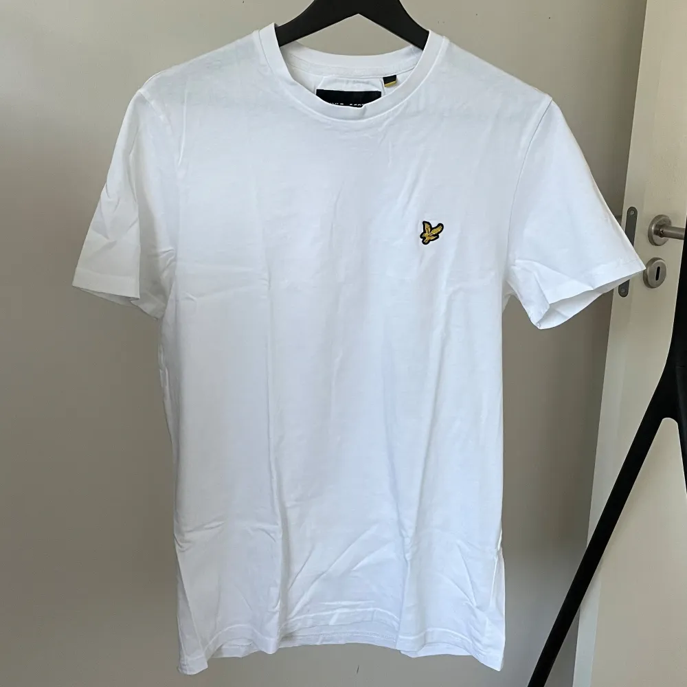 Lyle and Scott i vit #2  (Har flera likadana i storlek M och färg Vit) . T-shirts.