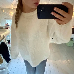 Mohair tröja vit - Från Bik Bok! Använd 2 gånger. Nypris 699kr❤️Mohairblandning