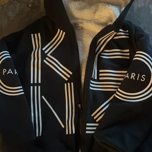 Kenzo hoddie kids - Svart, lurvig och varm hoddie, Kenzo Kids storlek 10år, 140