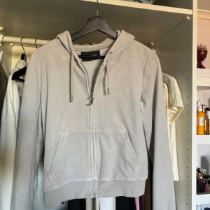 Juicy Couture - Grå kofta i väldigt bra skick!  Storlek M men kan passa en person som har storlek S!
