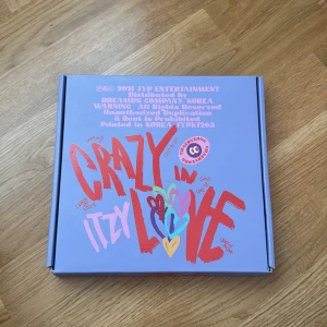 Itzy album - Kpop, Itzy album, mycket extra, mycket bra stick, stor affisch med