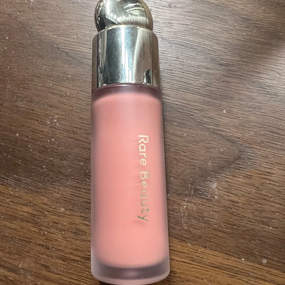 Sååå fin blush från rare beauty i färgen bliss. Säljs då jag har för många blush. Håller hur länge som helst och är bara använd 3 gånger. Original priset ligger på 389kr. Skönhet.