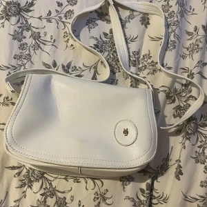 Axelväska  - Fin gammeldags axelväska. På sista bilden kan man se att den har en liten skråma