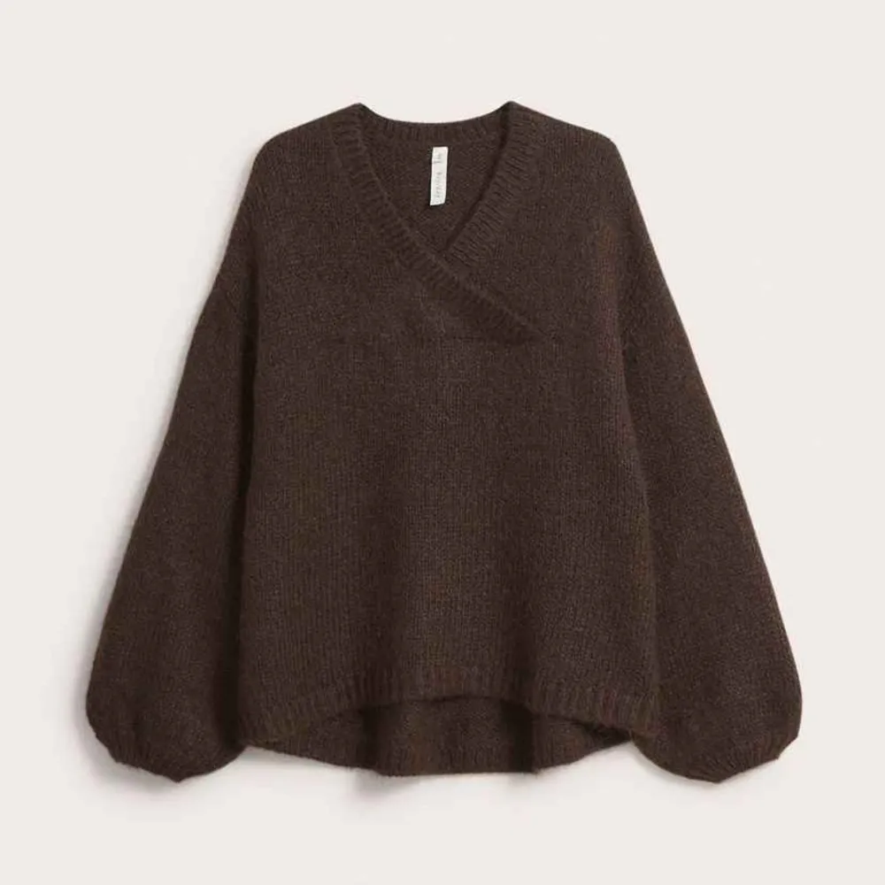 Helt ny oversized stickad tröja från Kappahl 2024 fall collection (online exclusive). Aldrig använd då jag inte gillade passformen men retur tiden hade passerat. Super varm och mysig, inte stickig enlig mig! Nypris 599kr.. Neuleet.