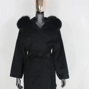 Svart kappa med äkta päls - Storlek 36/S från Furr Stockholm har jag för mig. Jätte fint skick o inga skador 🫶🏼