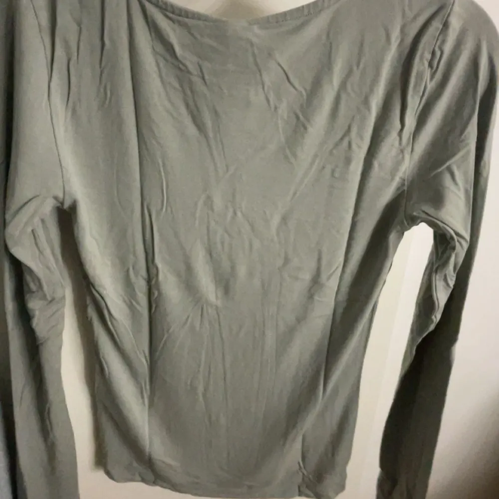 Gina Tricot soft touch crew neck top i färgen ”iron” en fin grön/grå. Använd endast en gång och bra kvalite. Pris kan diskuteras, kontakta hjärna om du är intresserad på köpa🤍. Tröjor & Koftor.